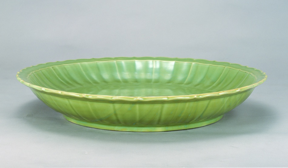 青磁稜花盤 | 龍泉窯 | 収蔵品詳細 | 作品を知る | 東京富士美術館