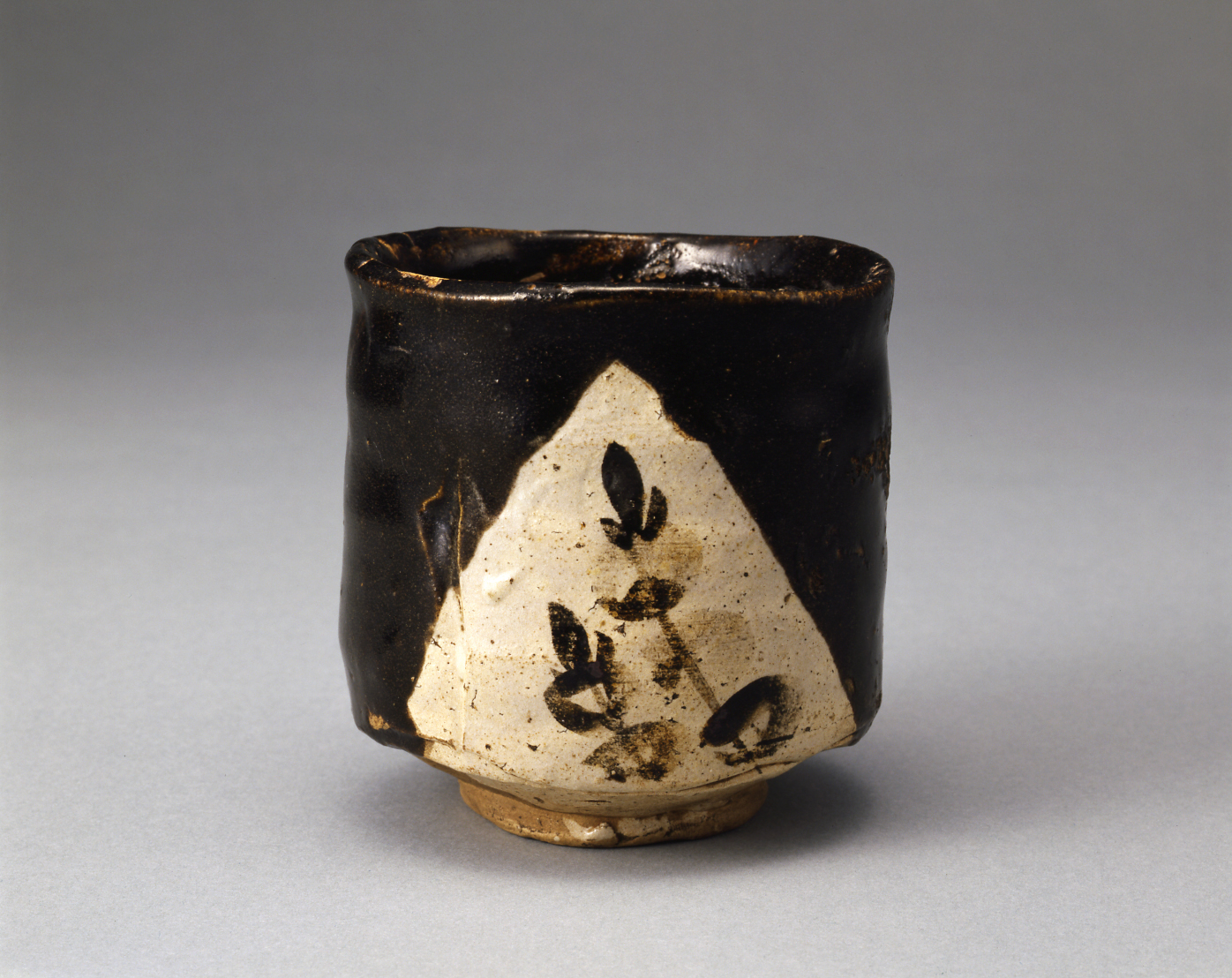 黒織部筒茶碗 銘「さわらび」 | 福岡市美術館