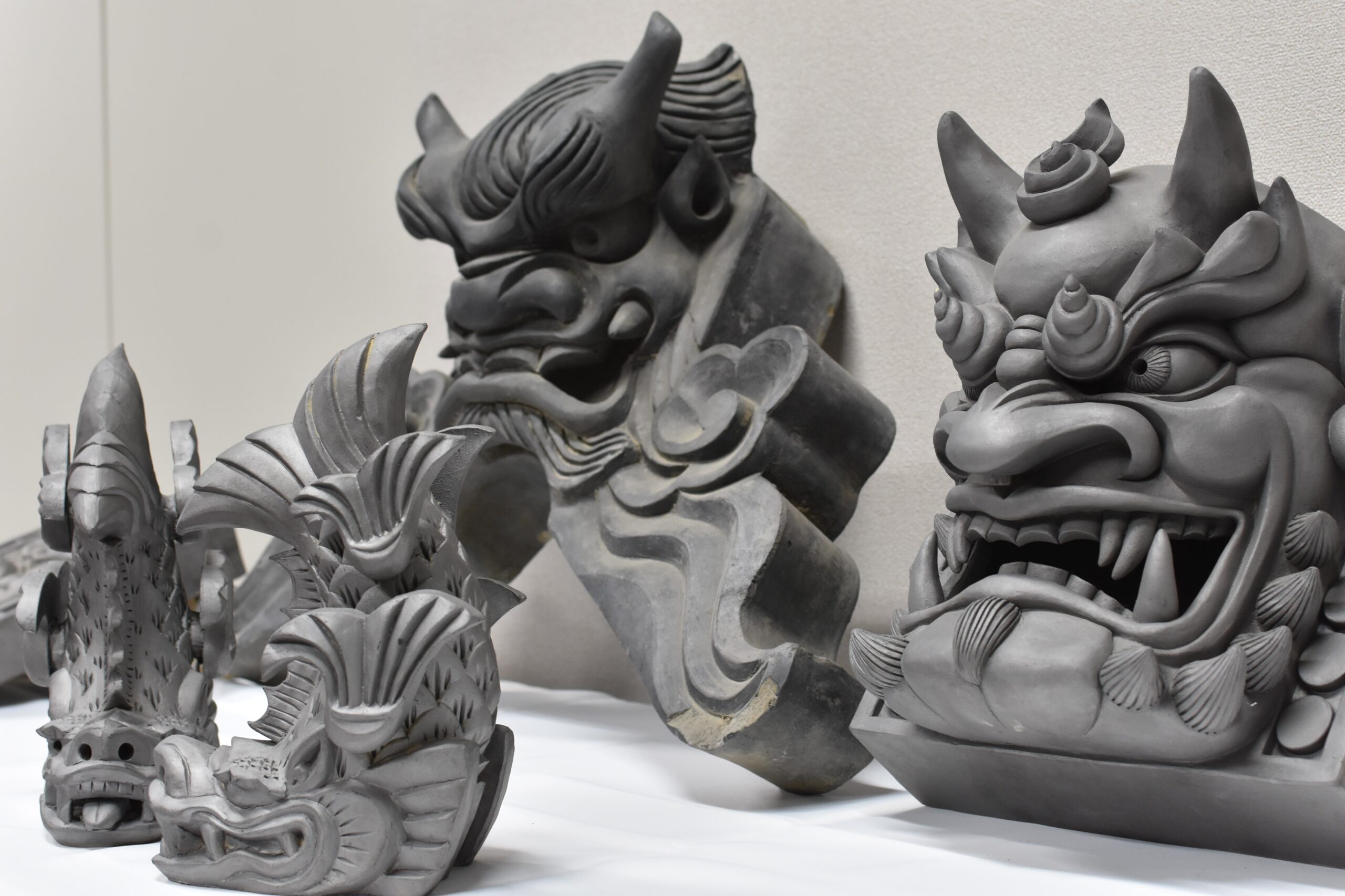 日本鬼師の会様から鬼瓦4点を寄贈していただきました | 福知山公立大学