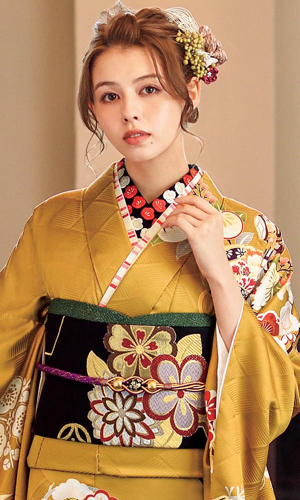 からし色の振袖｜成⼈式の振袖レンタルならTAKAZEN、世界⼀