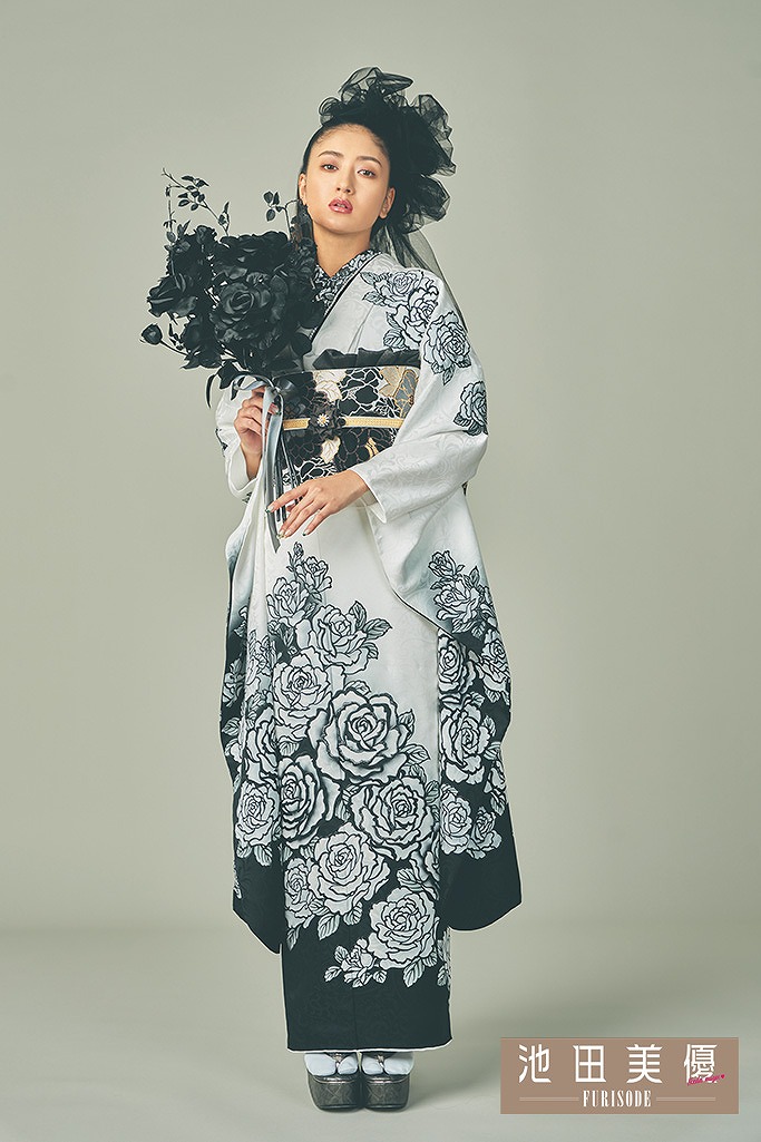 黒地モノトーン乱菊と薔薇のシックな振袖フルセット