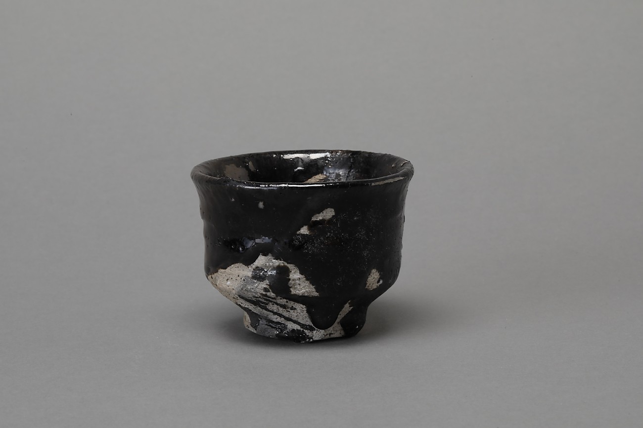 ♥美濃焼 織部黒 ぐい呑み ぐい飲み 瀬戸黒 引出黒 骨董 古玩