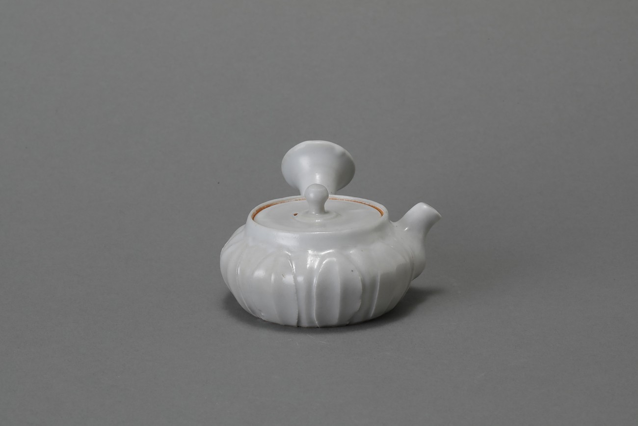 村田亀水 牙白瓷 瓶 美品 243 村田亀水 牙白瓷 瓶 美品 243 村田亀水