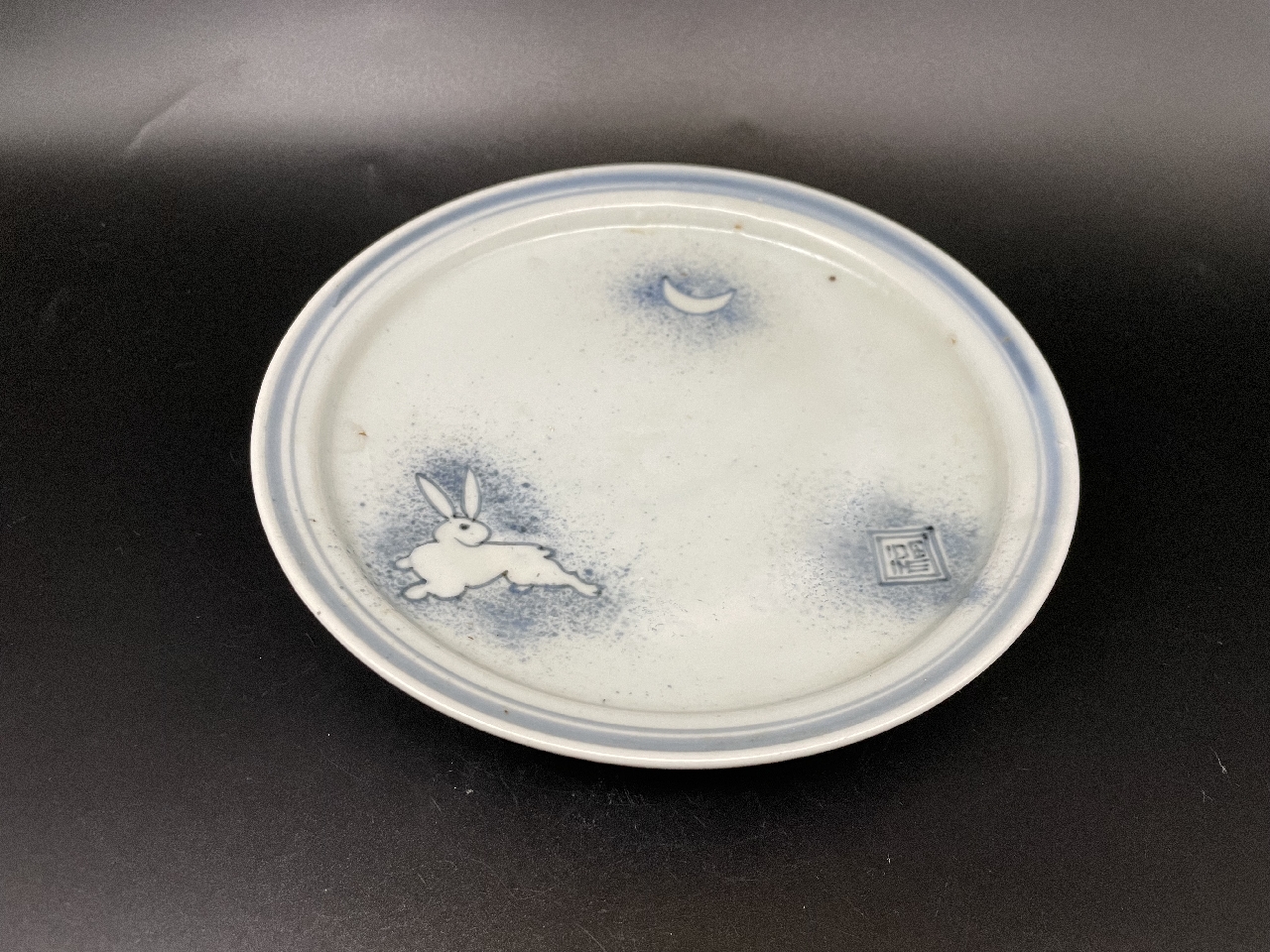 ギャラリー安原 / №01．初期伊万里 吹墨 月兎文中皿