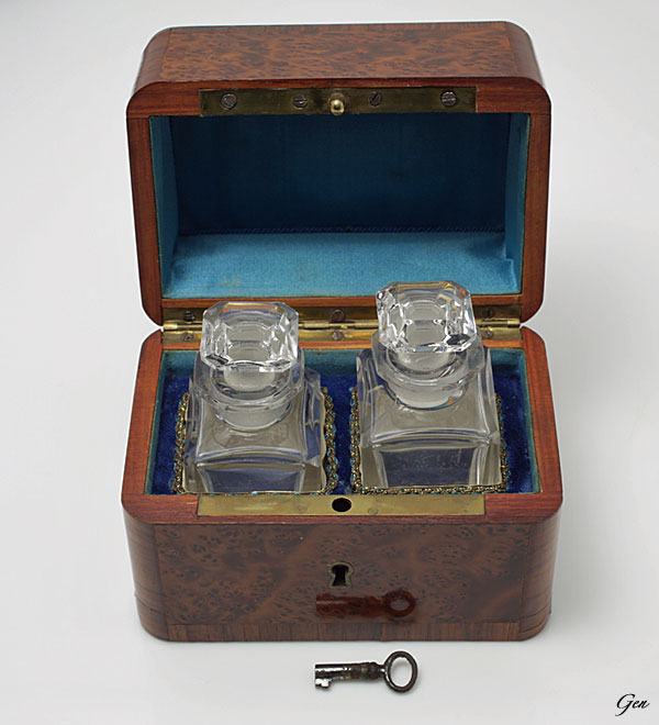 鍵付きボックス入り パフュームボトル2本セット アンティーク