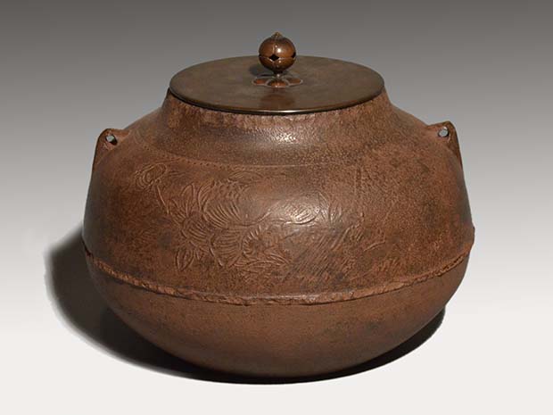 繰口釜 天猫作 肩霰垣菊岩牡丹地紋入 十五代 大西浄心箱書 | 古美術ささき