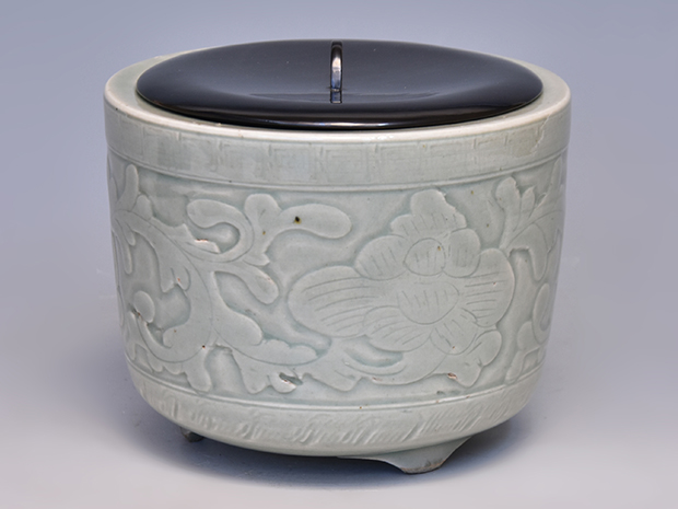 古伊万里青磁陽刻花文水指 江戸時代 塗蓋 | 古美術ささき