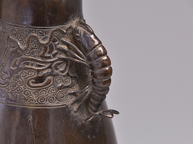 古銅 口塁座 海老耳付花入 花生 高さ：26.7cm | 古美術ささき