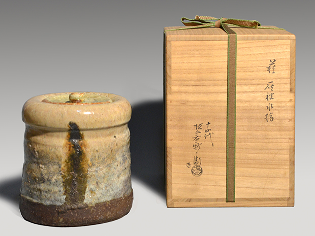 萩 灰被り水指 十四代 坂倉新兵衛(作) 共蓋 誂え蓋付 共箱 | 古美術ささき