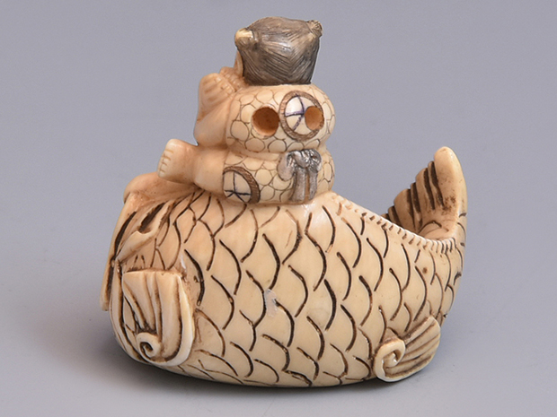 象牙現代根付 魚に乗る唐子 銘「宏之」 | 古美術ささき