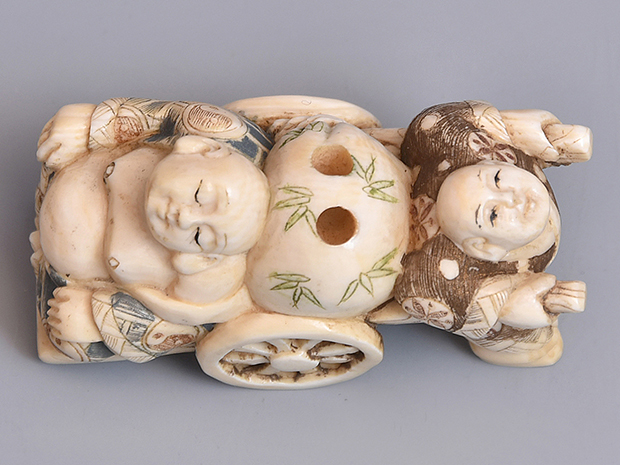 根付 銘「秋月」 唐子大魚乗り 時代物 26g 牙調 提物 精密彫刻 象牙