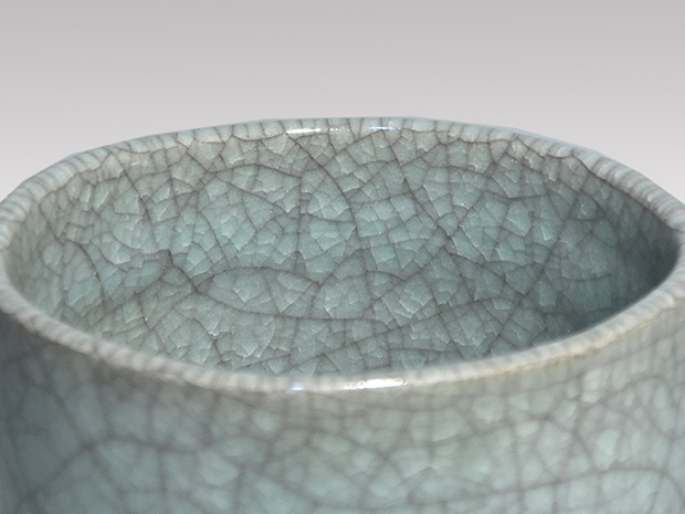 清水卯一（作） 青磁貫入水指 共箱 誂え蓋付 | 古美術ささき