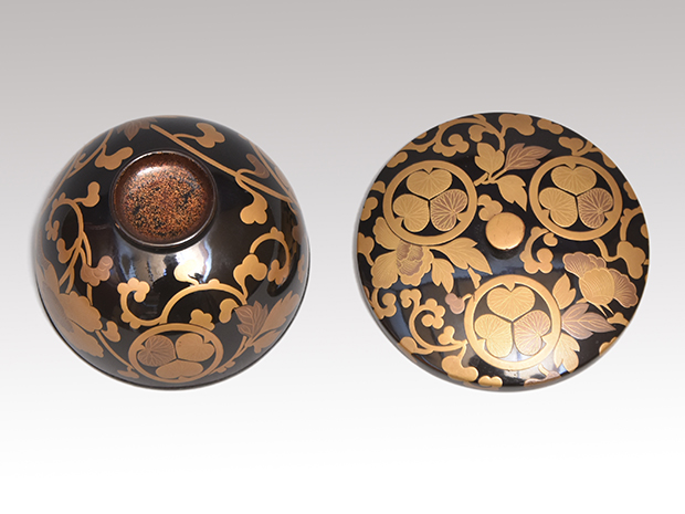 徳川家 三つ葉葵紋に牡丹唐草蒔絵蓋付椀 内銀張り 江戸中期頃 | 古美術