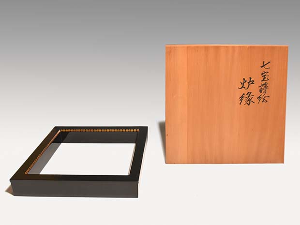 面七宝蒔絵真塗地炉縁 秀峰（作） 共箱 | 古美術ささき