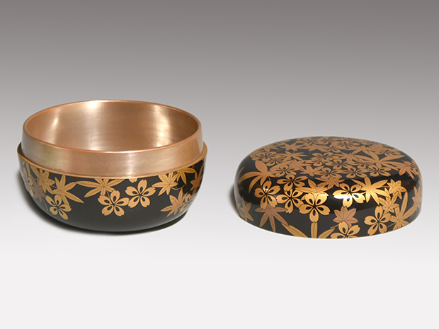 雲錦蒔絵 内側銀溜 平棗 即中斎宗匠朱在判、箱書 | 古美術ささき