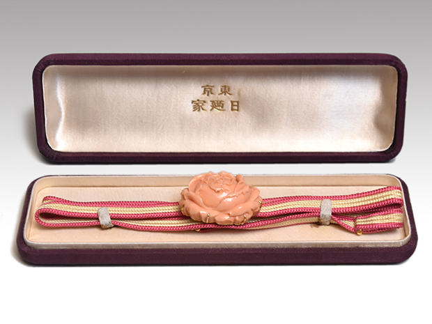 三越製 桃色珊瑚 薔薇帯留 K18座金 | 古美術ささき