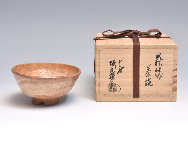 李朝、高麗白磁椀、ふく紗、無傷。桐箱。 李朝、白磁、椀、無傷、箱