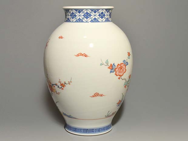 大作 十三代 酒井田柿右衛門（作）染錦鳥に梅牡丹図花瓶 高さ36cm 共