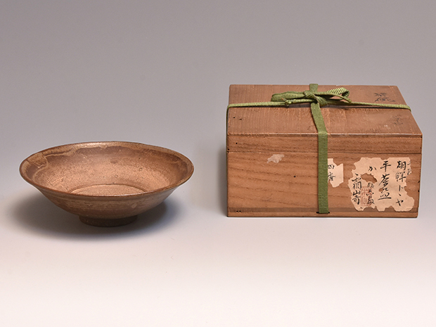 高麗青瓷、平茶碗、高麗末期、李朝初期。帛紗、箱。無傷。