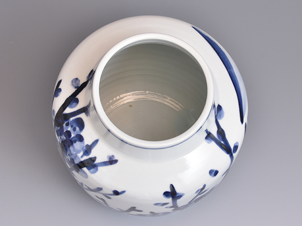 近藤悠三(作) 梅染付 花瓶 共箱 | 古美術ささき