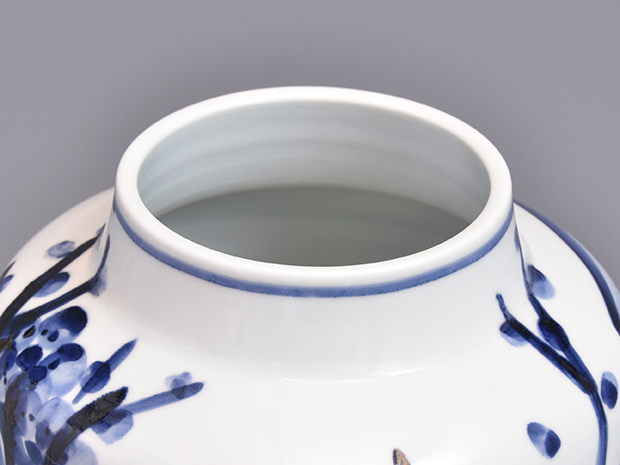 近藤悠三(作) 梅染付 花瓶 共箱 | 古美術ささき