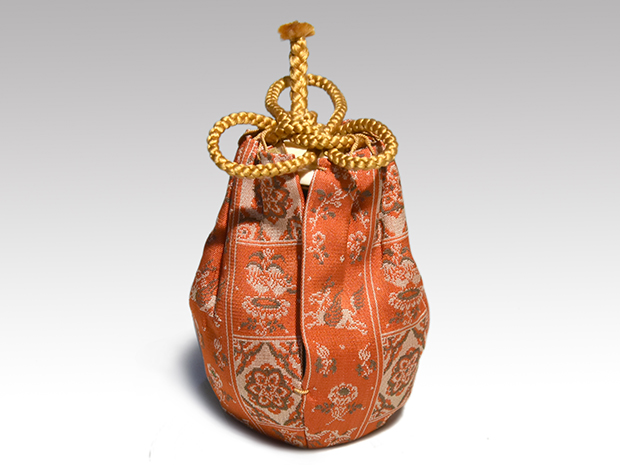 古瀬戸鶴首茶入 二代 山口錠鉄(作) 共箱 象牙蓋 仕覆（紅牙撥鏤尺文