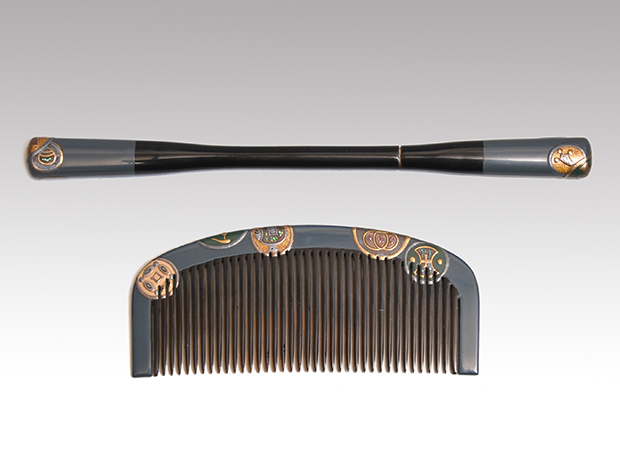 櫛笄セット 鼈甲地に宝尽くし蒔絵 銘「秀山」 | 古美術ささき