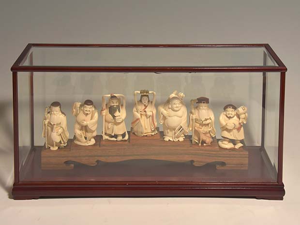 七福神 象牙彫刻 倉田吉水(作) 共箱 ガラスケース付 | 古美術ささき