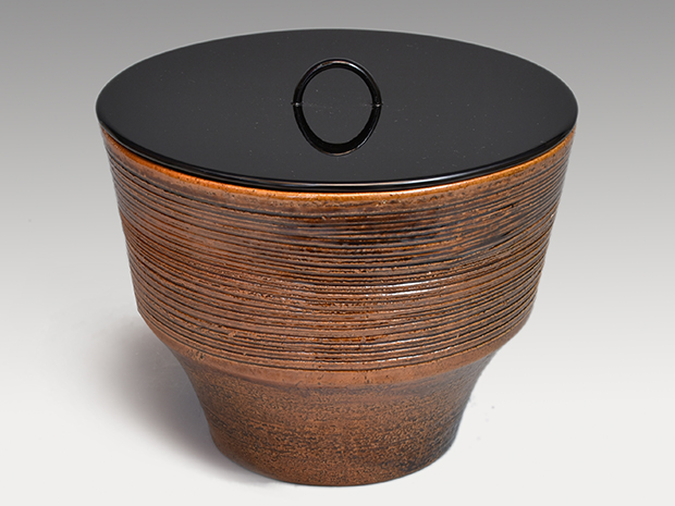 糸目 大樋飴釉水指 大樋年朗(十代 大樋長左衛門)作 誂え蓋付 共箱 | 古