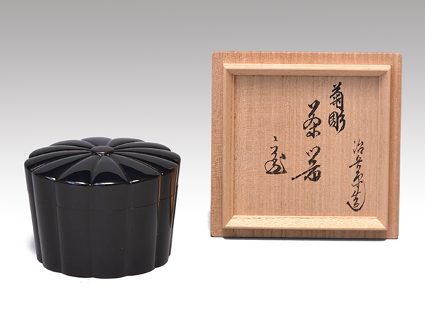 菊彫茶器(棗) 二代 村瀬治兵衛(作) 共箱 鵬雲斎在判箱書 | 古美術ささき
