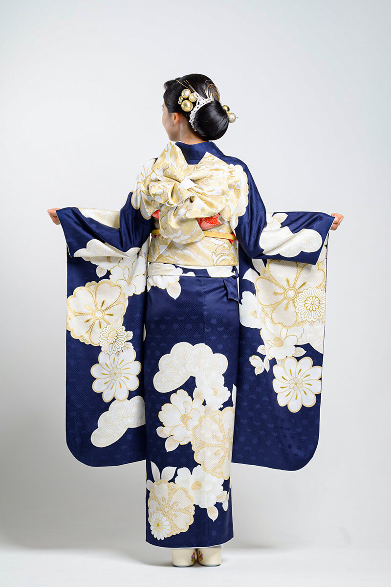 紺地に大胆な金彩の花は 美しさ纏う大人の古典柄 高級感漂う落ち着いた