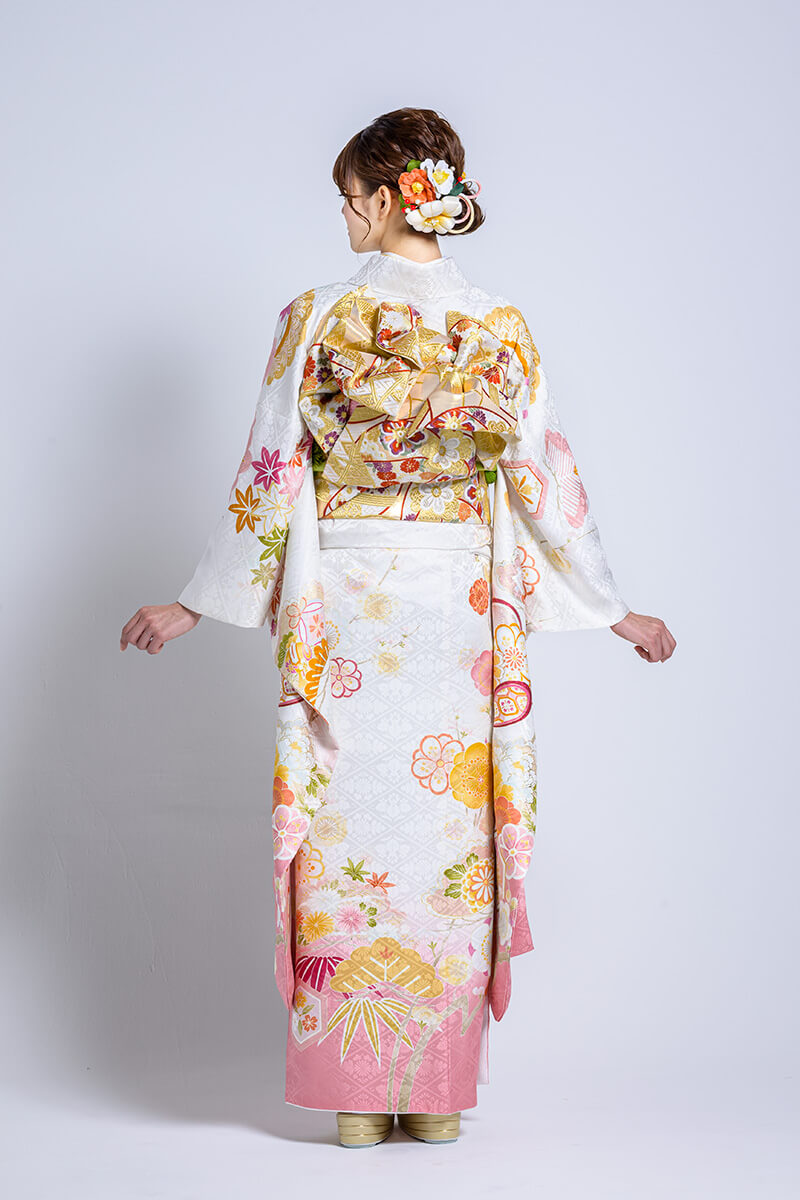日本の伝統的な吉祥文様の振袖を純白と淡桃色が優しく愛らしい雰囲気に