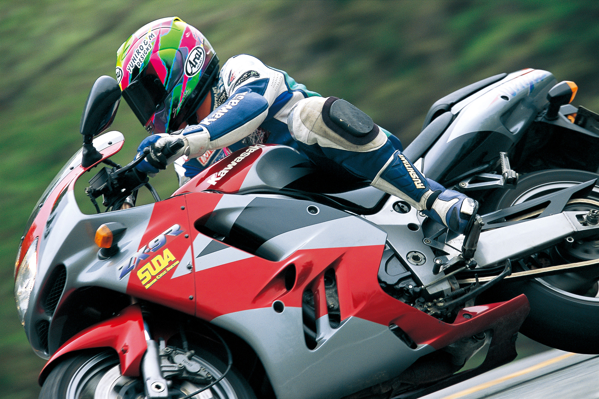 ZXシリーズの礎を築いたコーナリングマシン／ZX-9R(B) | 試乗・車両