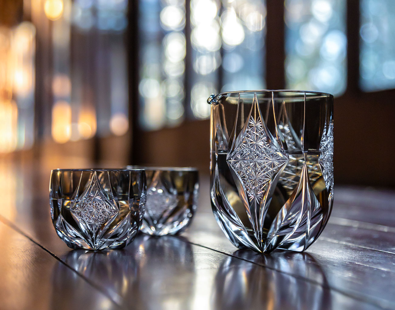 光と静けさを味わう、江戸切子の冷酒器 | カガミクリスタル