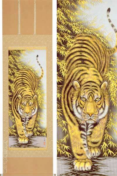 虎の掛軸 182cm × 53cm 木製の箱入り 虎の掛軸 182cm × 53cm 木製の箱入り