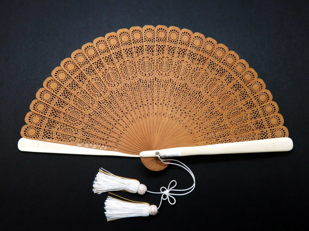 白檀象牙扇子2019－1｜希少な白檀と象牙の贅沢な扇子｜親骨に象牙