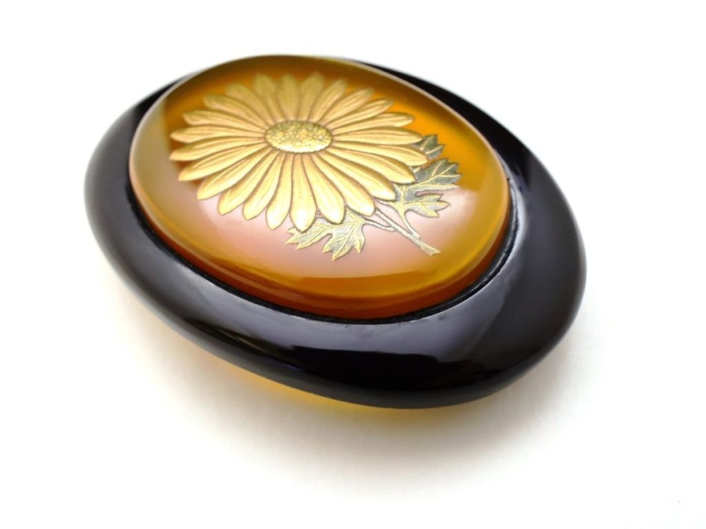 大ぶり 鼈甲 金蒔絵 帯留 本鼈甲 菊花 漆芸 べっ甲 伝統工芸 帯留め