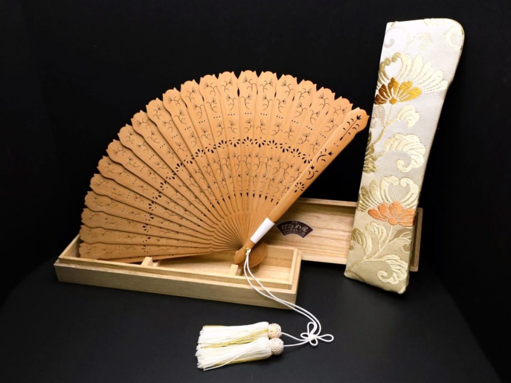 総白檀扇子（6寸）2022｜アロマ香る大変希少で贅沢な総白檀透かし彫り