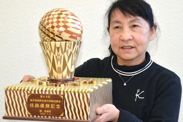 寄木細工トロフィー作り続け26年 つながる職人の遺志 箱根駅伝