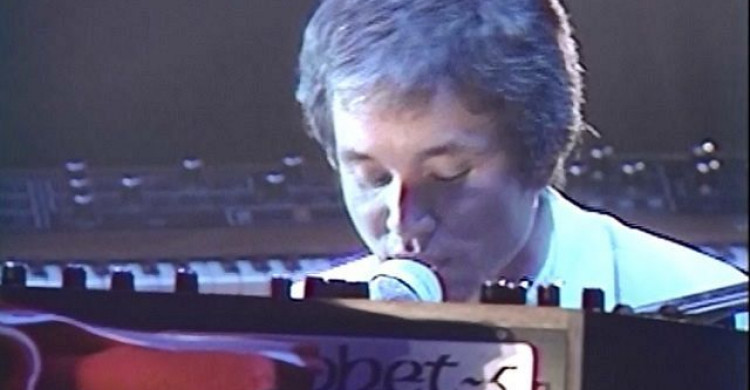 オフコース色あせない人気 最後のライブ試写会にファン多数