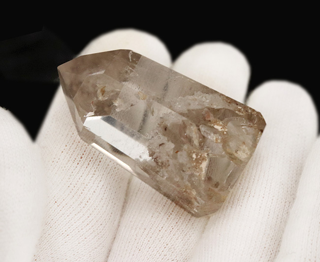 水晶の中に水晶が存在する不思議な水晶。その名もファントムクォーツ