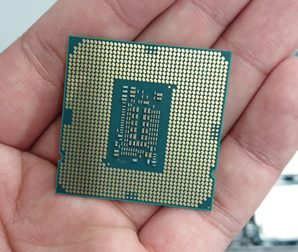 Intel Core i5-10400 CPU pictured with leaked release information