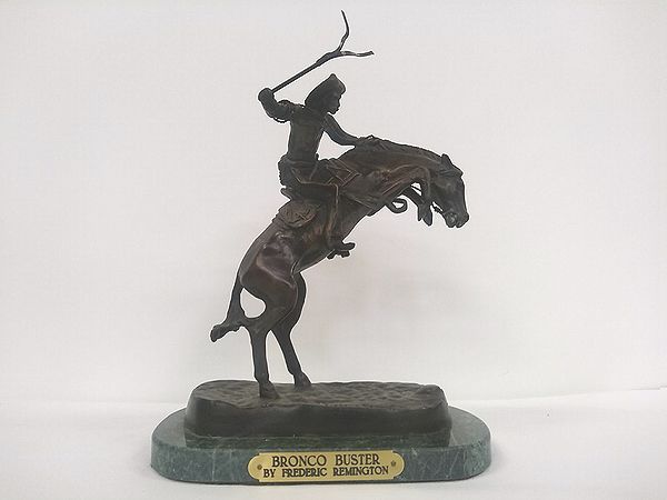 東京都目黒区大橋にて、フレデリック・レミントンのブロンズ彫刻。｜六角堂