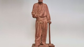 神奈川県川崎市中原区にて長谷川栄作の木彫「乃木大将像」、犀の香炉