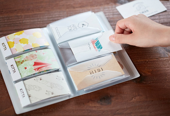 KITTA(キッタ)」を収納できる 「KITTA FILE(キッタファイル)」とテープ