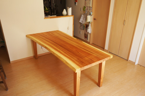 栃木県真岡市へ杉一枚板ダイニングテーブルお届け | 一枚板専門店 榎本