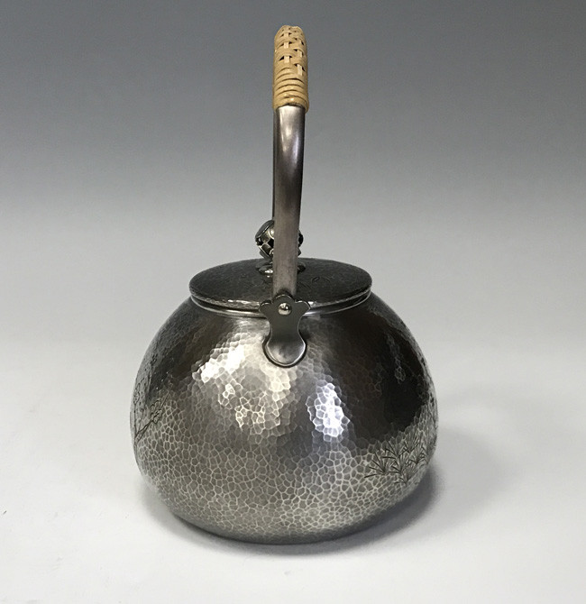 ogk-02299 純銀製 湯沸 4.8寸 桃形銀瓶 鎚目 松竹梅彫金 華摘 純銀保証