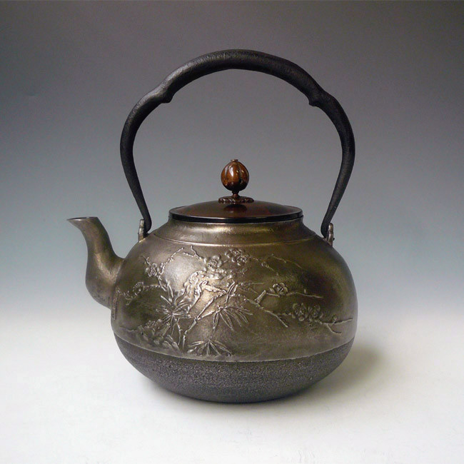 hn903sa 般若勘渓作 松竹梅文砂鉄鉄瓶 松竹面 約1.7L 【日本製・