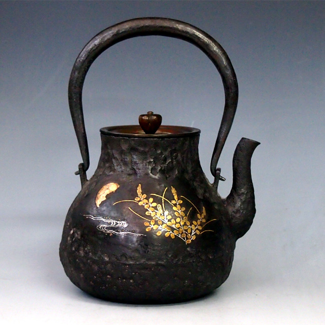 tb108 龍文堂写 鶴首 秋草金銀象嵌鉄瓶 本体に金銀象嵌入 約1.0