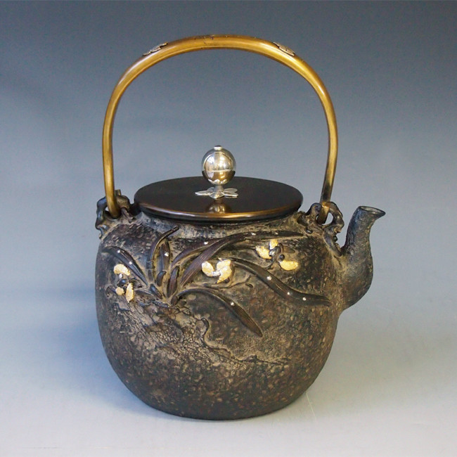 tb133 亀文堂写 蘭蟹鉄瓶 本体に金銀象嵌入り 座：銀 弦